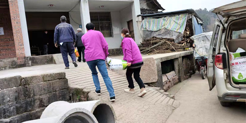 紅土地！履行企業(yè)責(zé)任，助理鄉(xiāng)村振興，慰問(wèn)困難群眾(圖1)