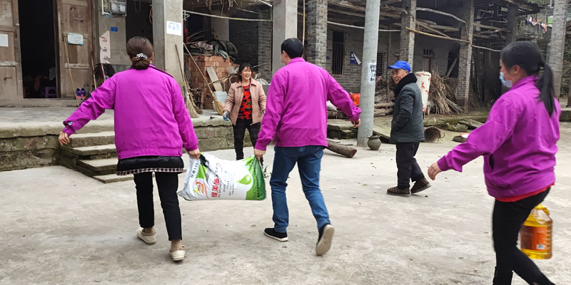 紅土地！履行企業(yè)責(zé)任，助理鄉(xiāng)村振興，慰問(wèn)困難群眾(圖2)