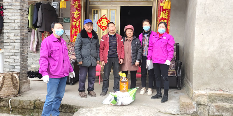 紅土地！履行企業(yè)責(zé)任，助理鄉(xiāng)村振興，慰問(wèn)困難群眾(圖5)