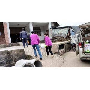 紅土地！履行企業(yè)責(zé)任，助力鄉(xiāng)村振興，慰問困難群眾